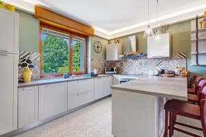 Réfrigérateur, four à micro-ondes, un four, surface de cuisson