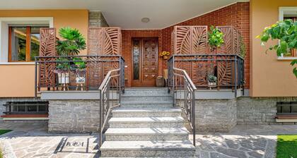 Green Holiday Home 'La Casa Dei Girasoli-Lake Maggiore' with Garden, Wi-Fi, AC, Parking