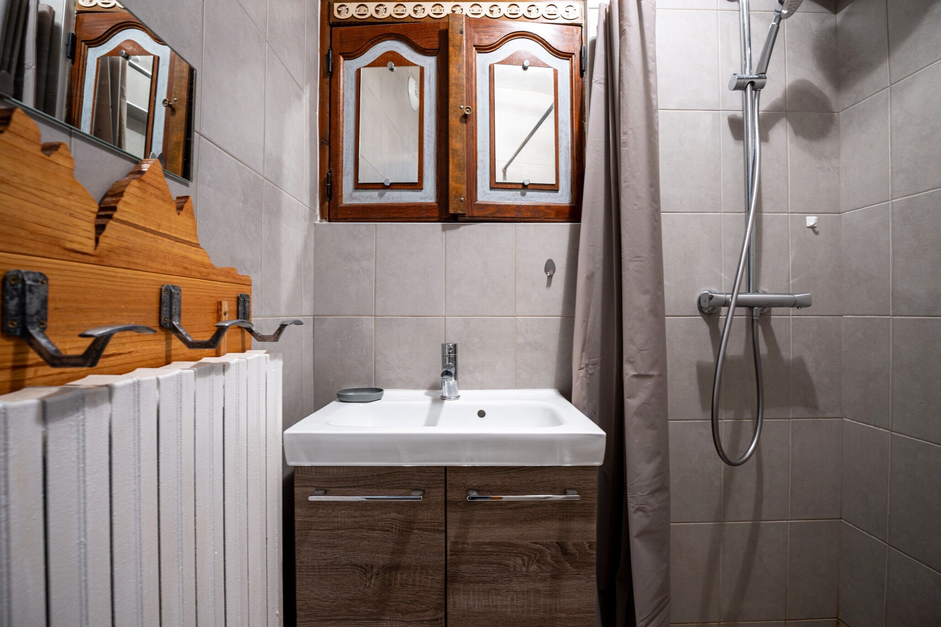 Dusche, kostenlose Toilettenartikel, Haartrockner