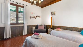 2 slaapkamers, een strijkplank/strijkijzer, gratis wifi, beddengoed