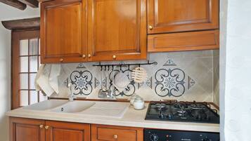 Fridge, oven, stovetop, coffee/tea maker
