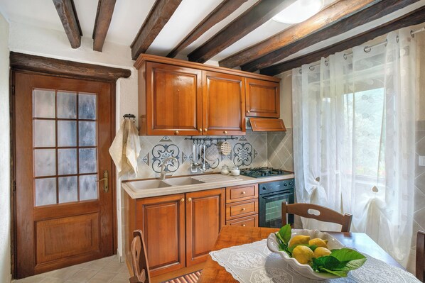 Jääkaappi, uuni, liesi, kahvin-/teenkeitin