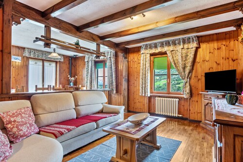 Appartement "Alloggio Chez Favre" avec vue sur les montagnes, jardin privé et Wi-Fi