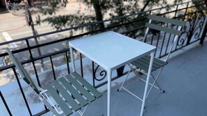 Outdoor dining - A charming home on 3rd Avenue in Limoilou. (Québec)