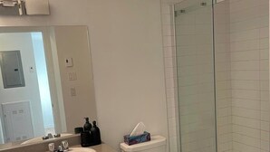 Shower, hair dryer, towels, shampoo - A charming home on 3rd Avenue in Limoilou. (Québec)