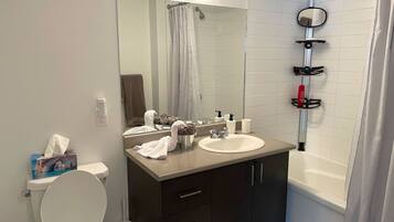 SĂšche-cheveux, serviettes fournies