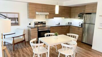 Refrigerador, microondas, parrilla de estufa y cafetera y tetera