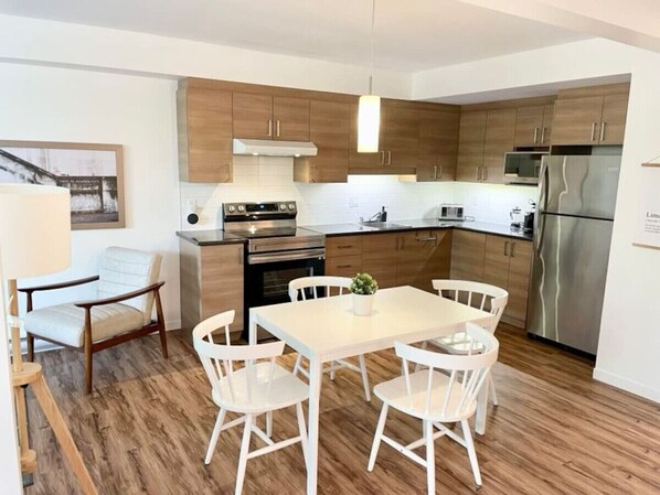 Réfrigérateur, micro-ondes, plaque de cuisson, cafetière/bouilloire