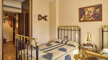 6 bedrooms, free WiFi, bed sheets, wheelchair access