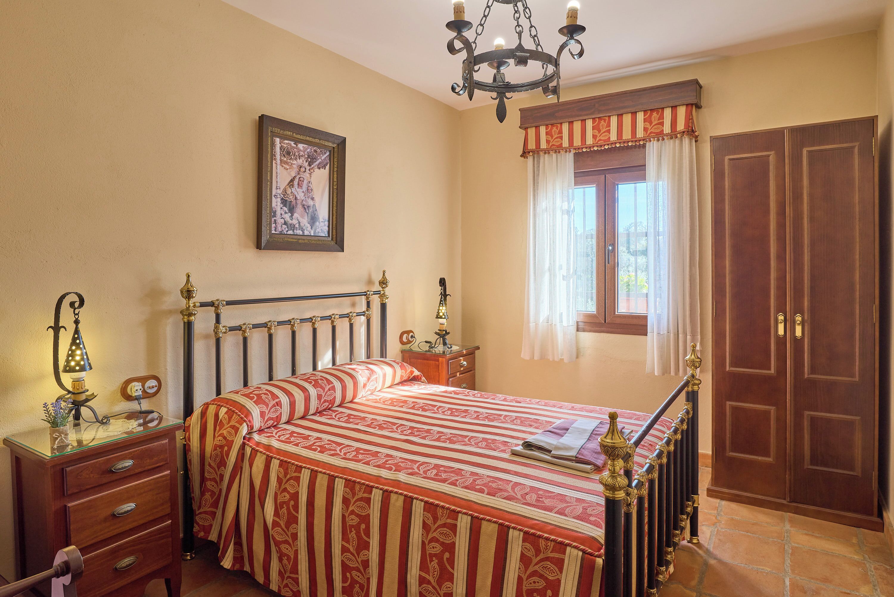 6 bedrooms, free WiFi, bed sheets, wheelchair access