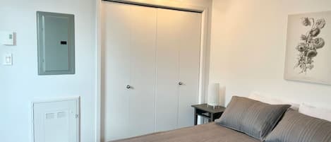 1 dormitori, planxa i posts de planxar, wifi i roba de llit