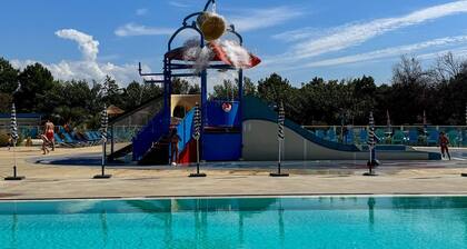 Apartamento '2 Chambres Avec Clim' con piscina compartida, terraza privada y aire acondicionado