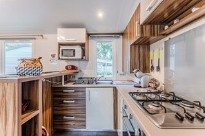 Fridge, microwave, oven, stovetop - 'Comfort With Air Conditioning 6' Caravan with Shared Pool, Private Terrace and Air Conditioning (Onesse-Laharie)