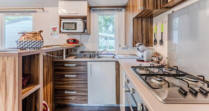 Caravane 'Confort Avec Clim 6' avec piscine partagée, terrasse privée et climatisation