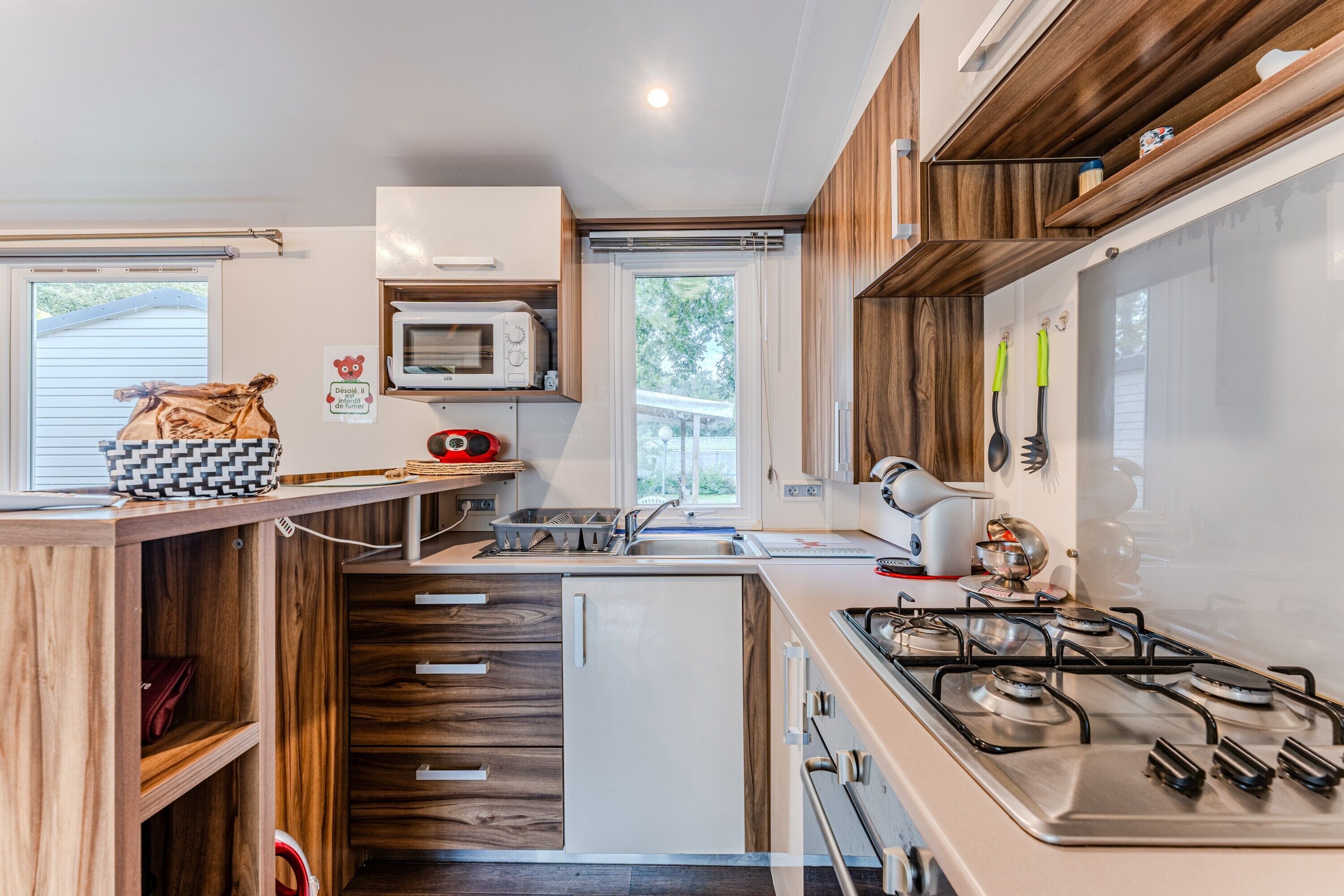 Refrigerador, microondas, horno, placa de cocina