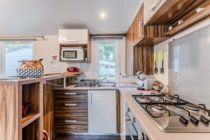 Fridge, microwave, oven, stovetop - 'Comfort With Air Conditioning 6' Caravan with Shared Pool, Private Terrace and Air Conditioning (Onesse-Laharie)