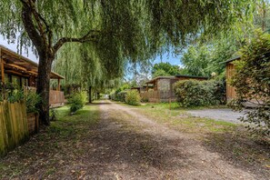 Property grounds - 'Comfort With Air Conditioning 6' Caravan with Shared Pool, Private Terrace and Air Conditioning (Onesse-Laharie)