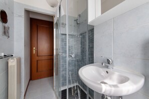 Shower, hair dryer, towels - Holiday Home "Casa del Cedro" with Lake View, Balcony & Wi-Fi (Lecco)