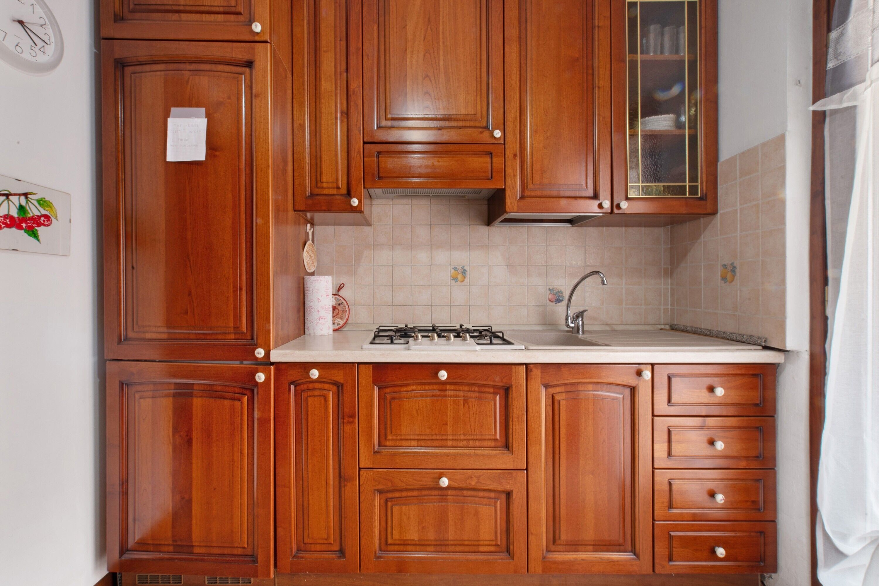 Frigorifero, microonde, piano cottura, macchina per tè/caffè