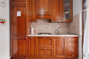 Jääkaappi, mikroaaltouuni, liesi, kahvin-/teenkeitin