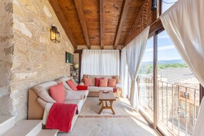 TV, fireplace, DVD player - Holiday Home 'Casa El Arroyal' with Private Pool, Private Terrace and Wi-Fi (Rades de Abajo)