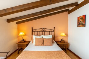 5 bedrooms, free WiFi, bed sheets