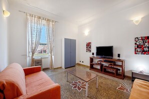 TV - Apartment 'Appartamento Di Osvaldo' with Wi-Fi (Savona)