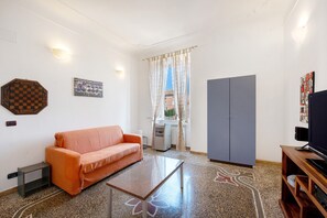 TV - Apartment 'Appartamento Di Osvaldo' with Wi-Fi (Savona)