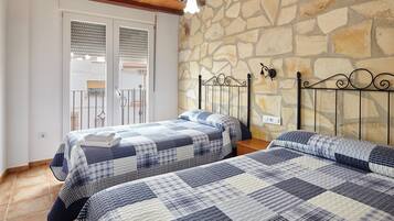 4 bedrooms, iron/ironing board, free WiFi, bed sheets