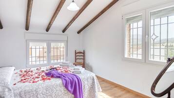 4 bedrooms, iron/ironing board, free WiFi, bed sheets