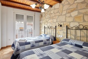 4 bedrooms, iron/ironing board, free WiFi, bed sheets