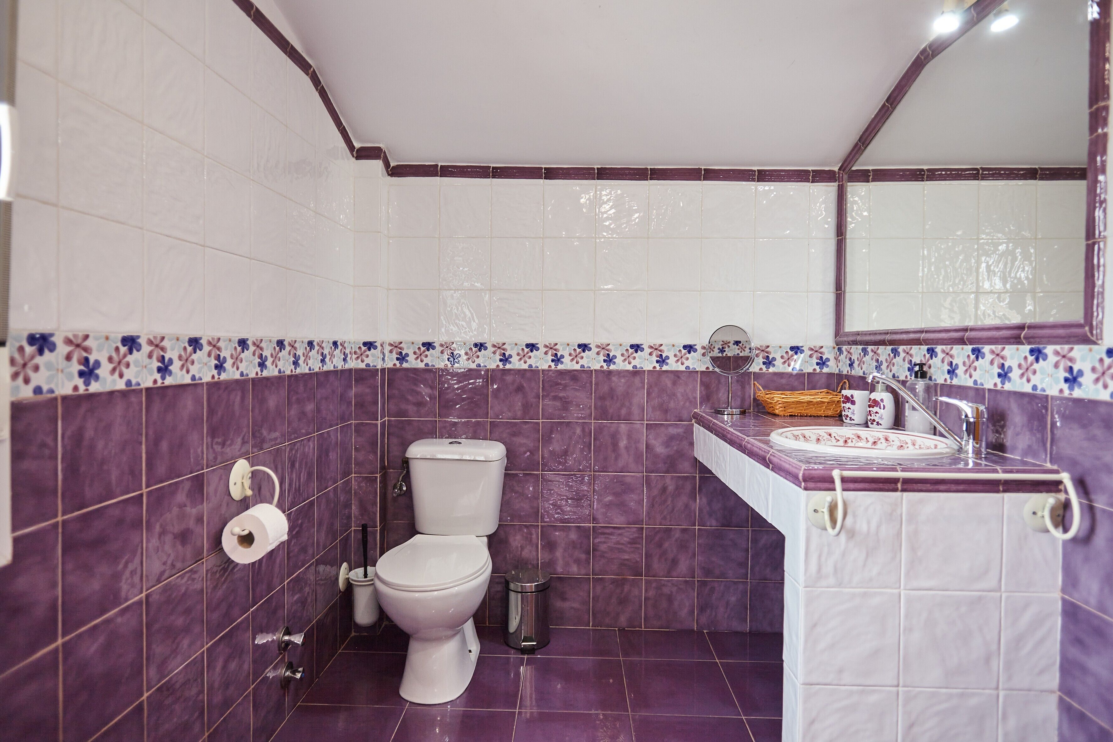 Un baño con inodoro, lavabo y espejo.