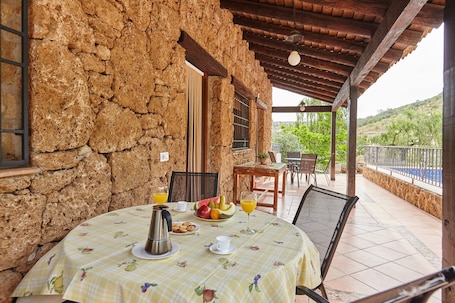 Outdoor dining. Country House 'Alojamiento Rural La Ventilla' with Mountain View, Private Pool and Wi-Fi
