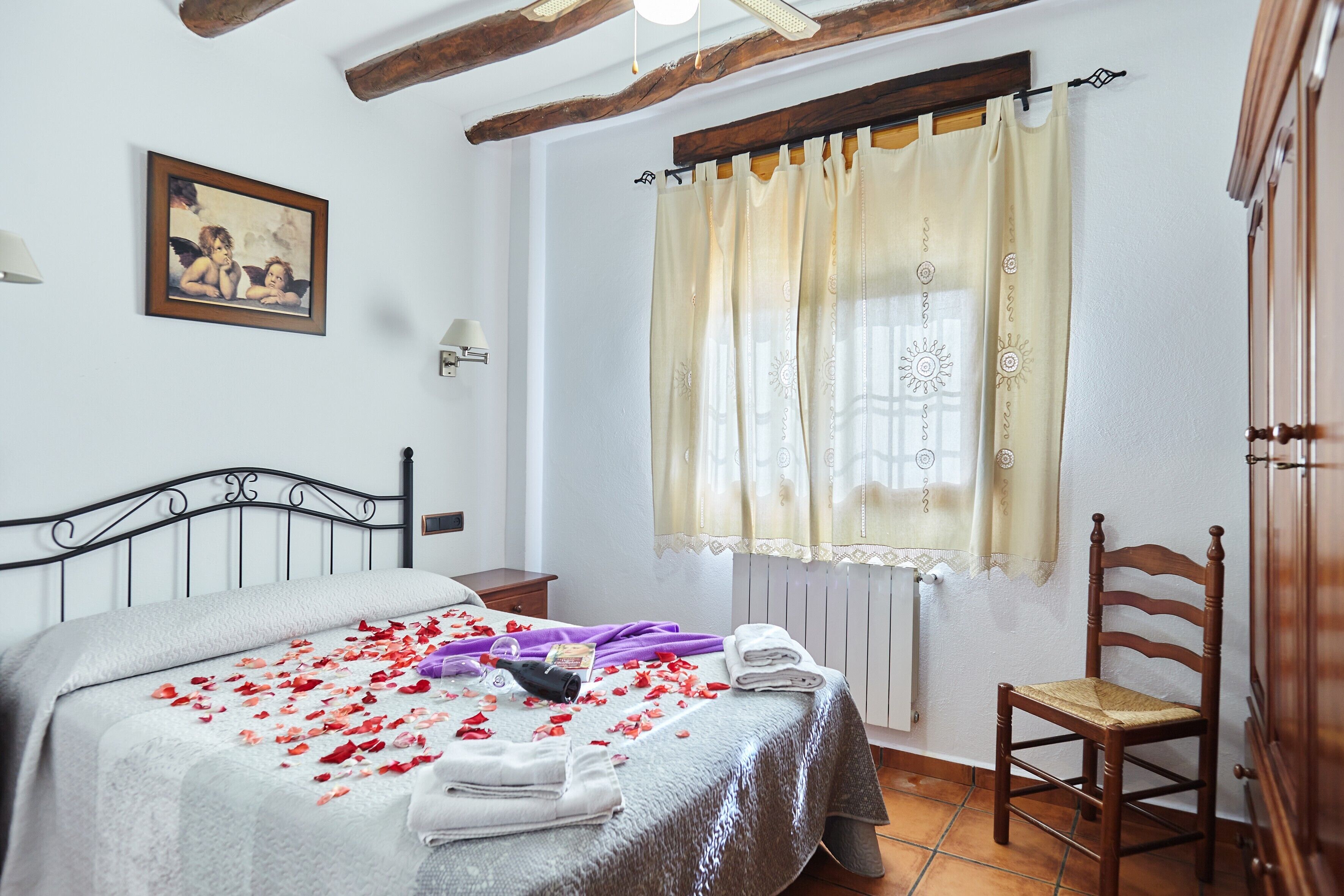 4 bedrooms, iron/ironing board, free WiFi, bed sheets