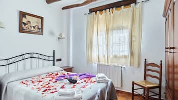 4 bedrooms, iron/ironing board, free WiFi, bed sheets