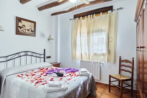 4 slaapkamers, een strijkplank/strijkijzer, gratis wifi, beddengoed