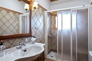 Chuveiro, secador de cabelo, toalhas de banho 