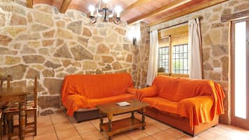 Een televisie en een open haard