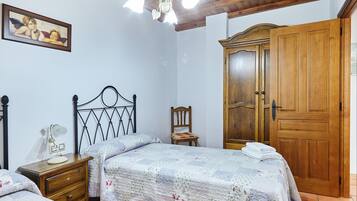 4 bedrooms, iron/ironing board, free WiFi, bed sheets