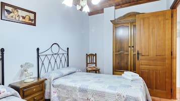 4 bedrooms, iron/ironing board, free WiFi, bed sheets