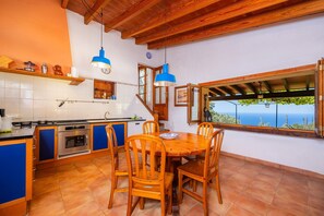 Fridge, microwave, oven, stovetop - Holiday Home 'Tramuntana' with Sea View, Private Pool and Wi-Fi (Valldemossa)