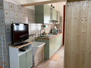 Kühlschrank, Mikrowelle, Ofen, Herdplatte
