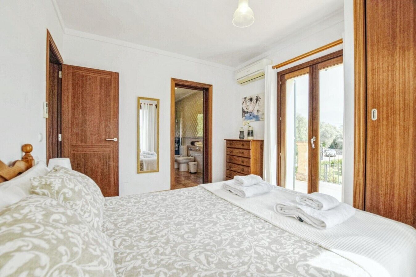 4 bedrooms, iron/ironing board, free WiFi, bed sheets