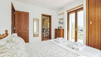 4 bedrooms, iron/ironing board, free WiFi, bed sheets