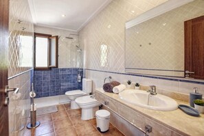 Douche, sèche-cheveux, serviettes fournies