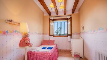 5 bedrooms, iron/ironing board, free WiFi, bed sheets