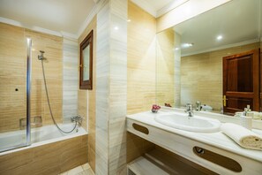 Ducha, secador de pelo y toallas