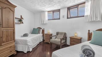 3 chambres, fer et planche à repasser, Wi-Fi gratuit, draps fournis