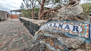 Un sendero de piedra que conduce a un edificio con un letrero que dice 'Welcome' y un letrero que dice 'Calmar'.