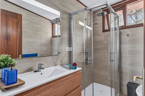 Dusj, hårføner og håndklær